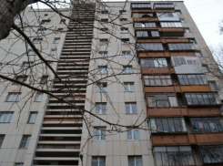 В Воронеже просят опознать парня, упавшего с дома на Московском проспекте 