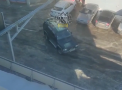 Танцующий на льду внедорожник сняли в Воронеже