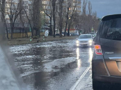 Большая пробка из-за мегалужи образовалась в Воронеже