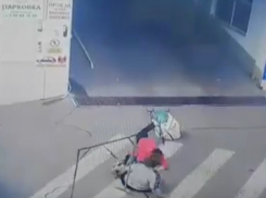 Комичное столкновение пенсионерок на платной парковке попало на видео 