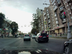Три нетерпеливых автомобилиста «прокрались» на красный и попали на видео в Воронеже