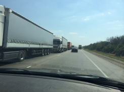 Тысячи человек по-прежнему мучаются в пробках возле села Лосево в Воронежской области