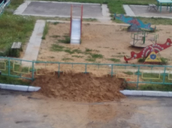 Детскую площадку за гранью абсурда показали на фото под Воронежем