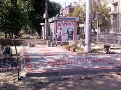 В Воронеже начали стелить плитку на тротуаре у Комсомольского сквера