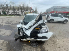 Момент страшного столкновения двух автомобилей попал на видео в Воронежской области
