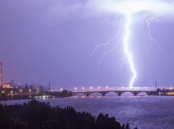 Абсолютно блистательные молнии запечатлели в Воронеже 