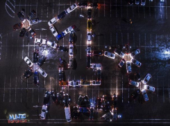 Водители поздравили воронежцев с Первомаем фигурой из автомобилей