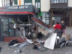 Уходивший от погони Hyundai снес «Русский аппетит» с продавцом в Воронеже 