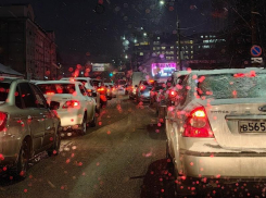 Снег спровоцировал мегапробки и серию ДТП в Воронеже