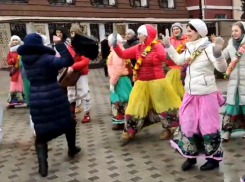 Женщина сумкой разогнала танцующих кришнаитов в центре Воронежа