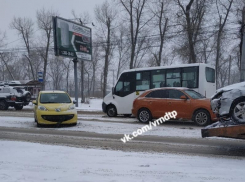 Аварии захлестнули Воронеж во время снегопада 
