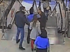 В Воронеже камеры видеонаблюдения засняли драку в «Арене», где был ранен мужчина 