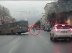 В Воронеже автобус №90 выехал на «встречку» из-за пешехода