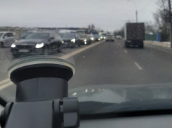 На левом берегу Воронежа образовалась огромная пробка из-за спецтехники