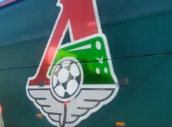 Автобус с футболистами «Локомотива» заметили на дороге в центре Воронежа