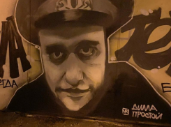 Граффити с Пашей Техником у школы попытались закрасить в Воронеже  