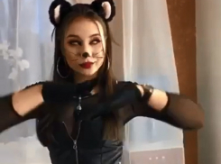 Превращение девушки в эротичную кошечку с помощью зеркала сняли в Воронеже