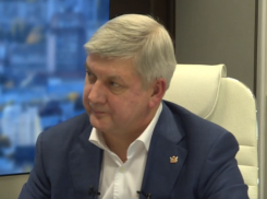 Воронежский губернатор признался, какие новогодние подарки дарит жене и дочери  