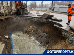 Как выглядит место масштабного коммунального провала с упавшим в яму авто в Воронеже