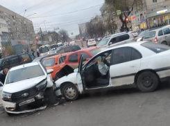 Центр Воронежа парализовало крестообразной пробкой из-за аварии