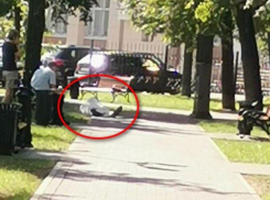 Мужчина упал замертво во время прогулки в воронежском парке