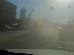 Пылевая буря на воронежской дороге попала на видео