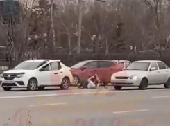 Драку мужчин посреди проезжей части сняли на видео в Воронеже 