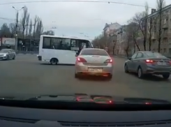 Поездку маршрутки в стиле Форсажа сняли на воронежской дороге 