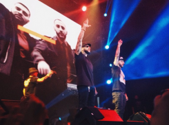 В Тимати  на концерте в Воронеже кинули лифчик 