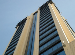 Упавшим со стройки «Галереи Чижова» оказался 19-летний парень