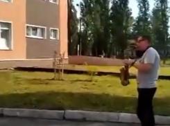 Романтичный сюрприз для пациента инфекционки устроила его жена в Воронеже