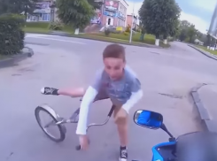 Воронежский школьник на велосипеде попал на видео при столкновении с мотоциклом
