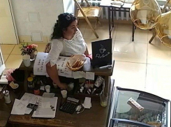 В воронежской кофейне запечатлели, как две цыганки в золоте грабят кассу