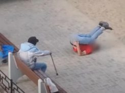 «Они уходят с рассветом»: странные телодвижения на детской площадке в Воронеже попали на видео