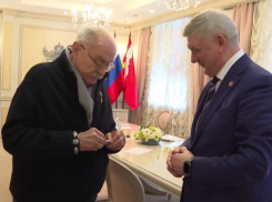 Никита Михалков подарил 50 лучших выпусков «Бесогона» воронежскому губернатору 