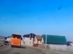 Летящий в лоб КамАЗ показали от лица легковушки под Воронежем 