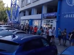 Гигантская очередь выстроилась за билетами на домашний матч воронежского «Факела»