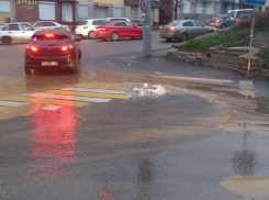 Перекресток в центре Воронежа затопило из-за коммунальной аварии