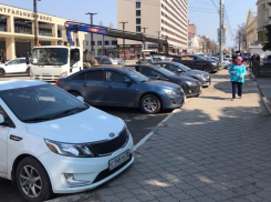 На платной парковке Воронежа эвакуатор начал забирать машины