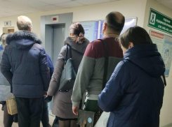 «Стоим по 20 минут», – большая очередь образовалась в воронежской поликлинике из-за лифта