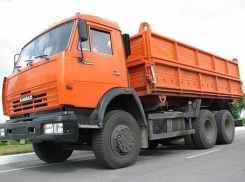 В Воронеже мужчины вытащили из «Камаза» два аккумулятора