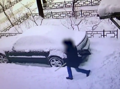 Предательский поступок в разгар снегопада попал на видео в Воронеже  