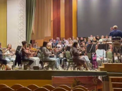 Новые музыкальные инструменты подарил оркестру на вековой юбилей воронежский губернатор