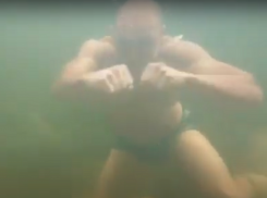 Отработку ударов под водой показал мускулистый аквамен из Воронежа 