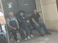 Американского шерифа сфотографировали на воронежской остановке 