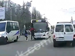 Ласковое столкновение автобуса с пешеходами попало на видео в Воронеже