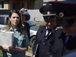 Приставы затеяли скандал рядом с домом воронежского губернатора 