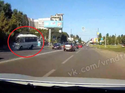 Момент странного ДТП с «Пазиком» и столбом попал на видео в Воронеже