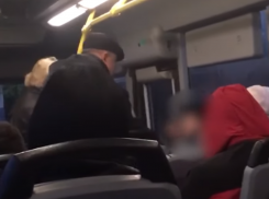 «Пора выходить»: раздухарившуюся бабушку снова выпроводили из автобуса в Воронеже