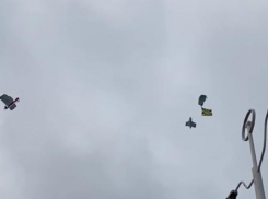 Вертолет десантировал парашютистов в пасмурное небо Воронежа в День города